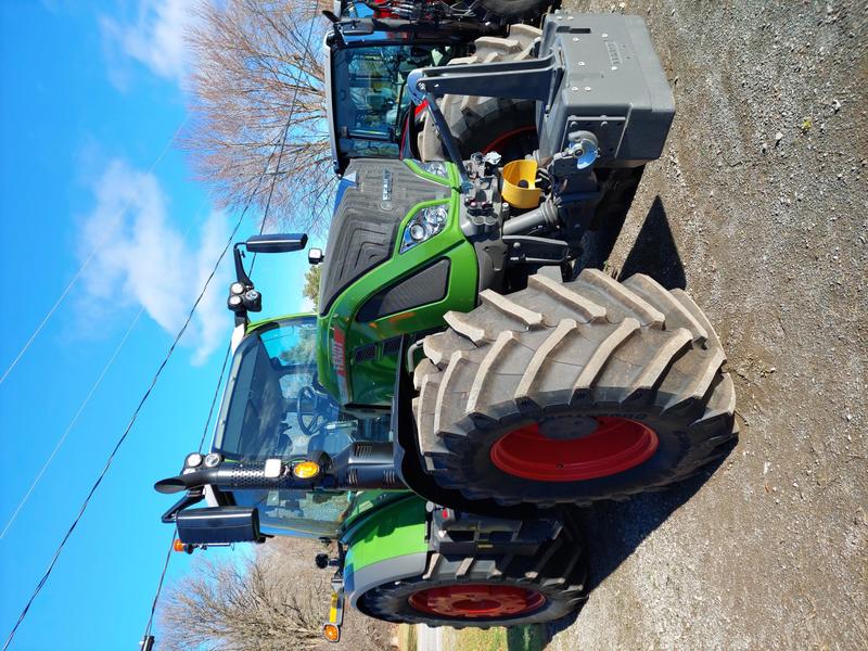 Tractors  FENDT 724 Vario Photo